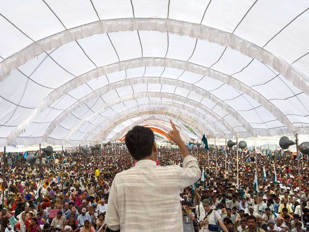 ©_by_Ekta Parishad_http://en.wikipedia.org/wiki/File:Rajagopal_speaking_to_25,000_people,_Janadesh_2007,_India.jpg